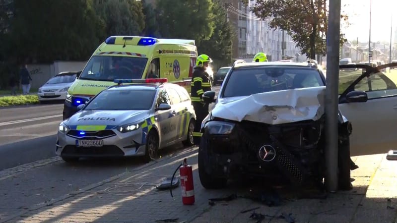 Skandál opilého zubaře: Na Slovensku demoloval auta, dopravní značky i lampu