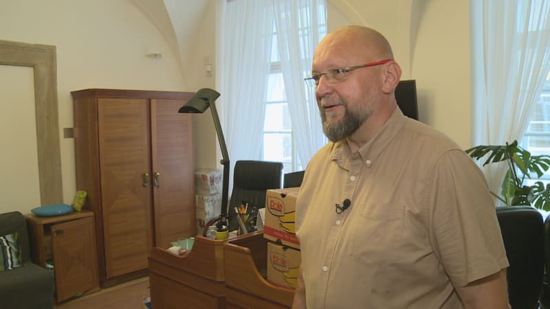 Stěhování poslanců: Zákonodárci se zabydlují v kancelářích. Vyzdobí si je i výkresy od dětí.