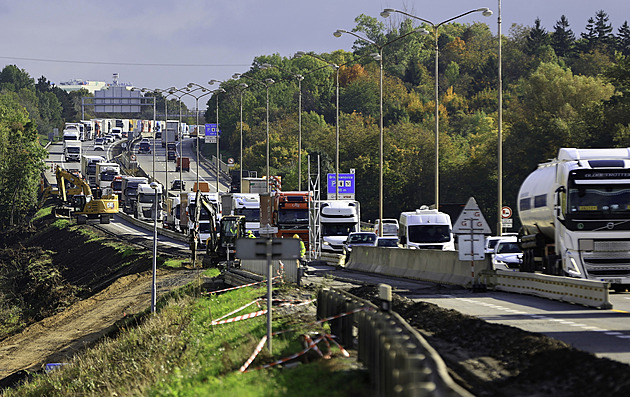 Přestavba křížení D1 a D2. Kolony jsou větší než obvykle, ale jedou