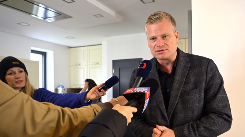 Internet baví Turkova kauza: Přišel a odešel jako děda Simpson. Miluju a hajluju, zní v písni