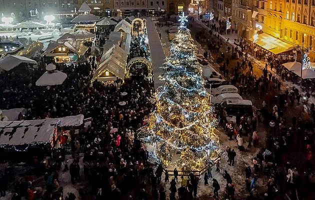Bruslení zdarma kolem Samsona i nejpestřejší nabídka punčů, to jsou vánoční trhy v Budějovicích