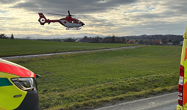 Hromadná nehoda aut na Chomutovsku. Vrtulník transportoval nezletilého