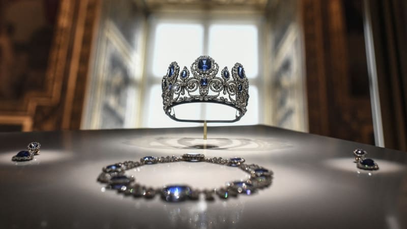 PŘEHLEDNĚ: Alarm se spustil, korunu zahodili, policie má týden. Co víme o loupeži v Louvru?