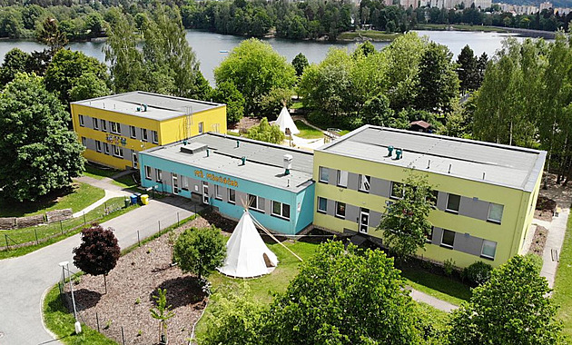 Drama ve školce. Policie řeší zranění dítěte, mluví se o vážných následcích