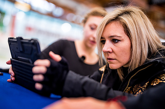 Hlídá i pohyby jednotlivých prstů. Trenérka Mrázkových má nervy při každém závodě