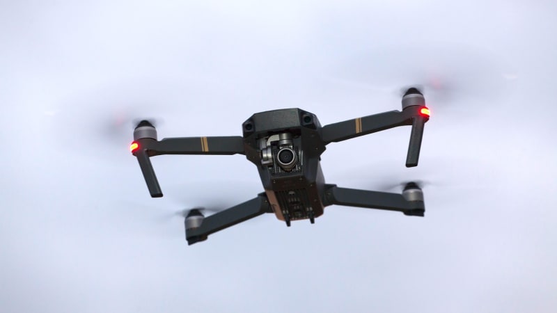 Neidentifikovatelný dron poletoval u Berlína. Tamní letiště kvůli tomu zastavilo provoz