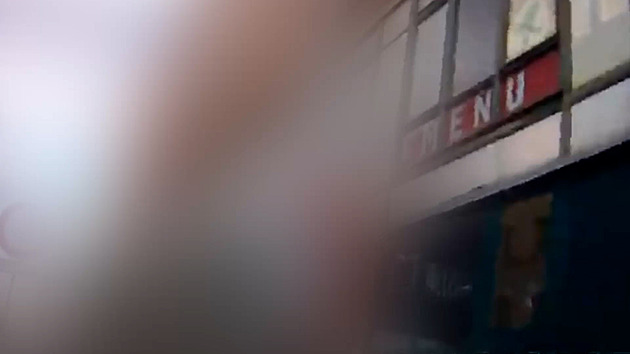 Zloděj strhl ženě náušnici. Strážníkům se vymlouval, že šperk upadl na zem