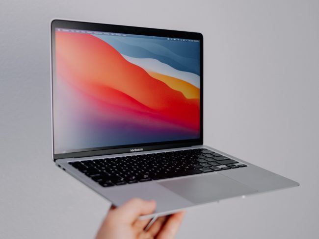 Mají Macy s čipem M1 smůlu? Apple vyvolal paniku kolem podpory Apple Intelligence