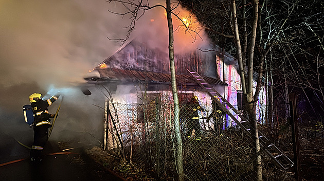 Neobydlené stavení hořelo, kouř z něj ve vedlejším domě dusil rodinu