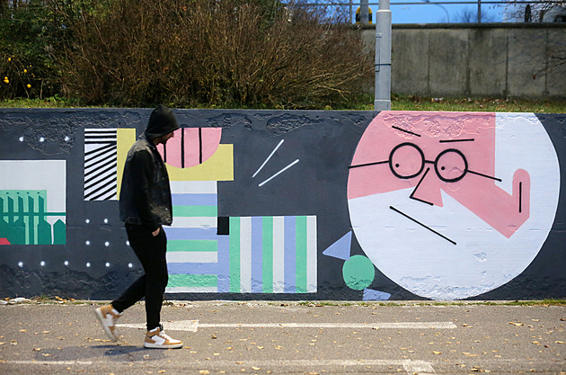 Silo, hradby či reliéf kostela. Stěnu u supermarketu zdobí studentské malby