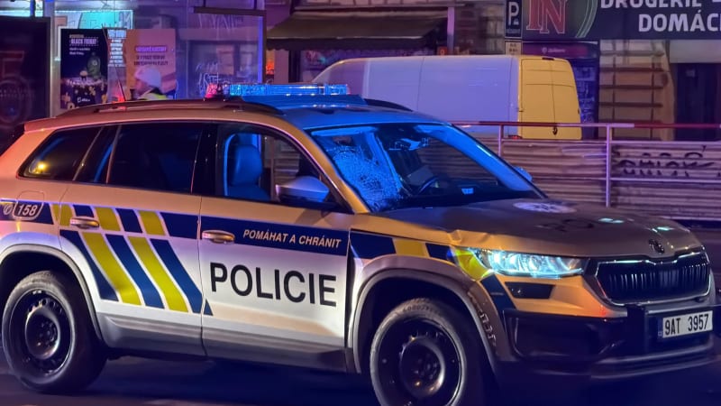 Tragédie v Praze: Policejní vůz smetl chodce. I přes okamžitou pomoc na místě zemřel 