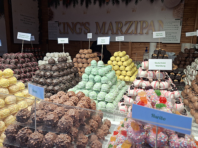 Horký Red Bull, exotická kuchyně i odvážné ceny. Adventní trhy v Brně chutnají