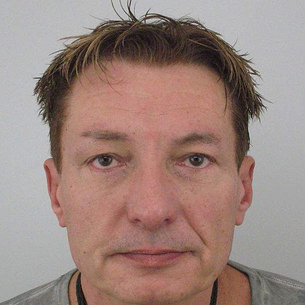 Policisté hledají další lidi, které obelhal gang falešného právníka