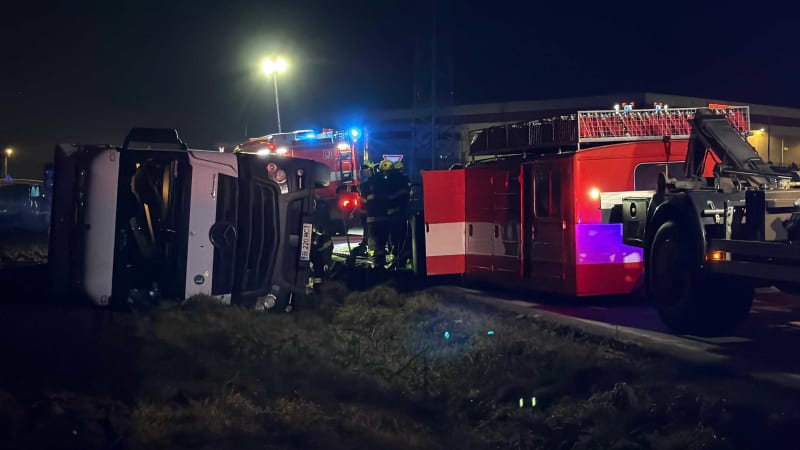 Složitý zásah hasičů u Prahy. Kamion se převrátil na bok, k nádrži se museli podkopat
