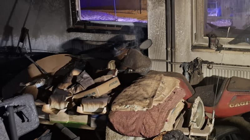 Jeden mrtvý, dva lidi převzali záchranáři. Pečovatelský dům v České Třebové zachvátil požár