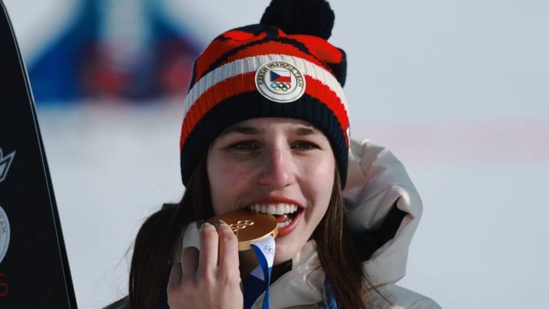 Nová královna svahu. Kdo je Zuzana Maděrová, která přinesla Česku první olympijskou medaili?