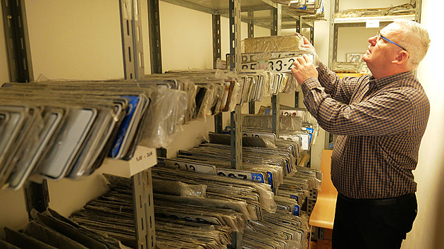 Úřady větrají sklady od přebytečného plechu, skartují tisíce registračních značek