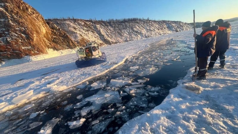 Hrůzné záběry z Bajkalu: Minibus s turisty zmizel v ledové vodě. Svědci jen přihlíželi