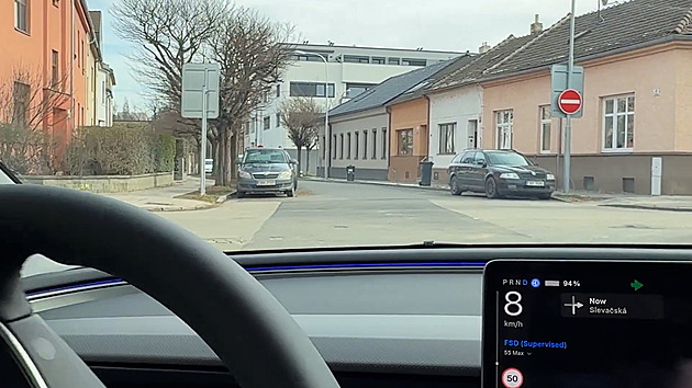 Samořiditelná Tesla zvládla provoz v Brně. Udělala jen jednu chybu, chválí starosta