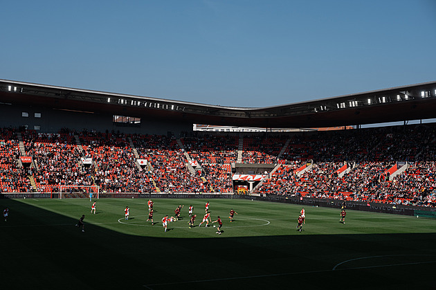 OBRAZEM: Přes osm tisíc lidí na béčkovém derby. Jak Eden fandil neokoukaným