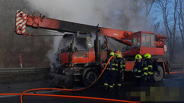 Na tahu k Mníšku pod Brdy hořel jeřáb. Zásah hasičů komplikuje i provoz autobusů