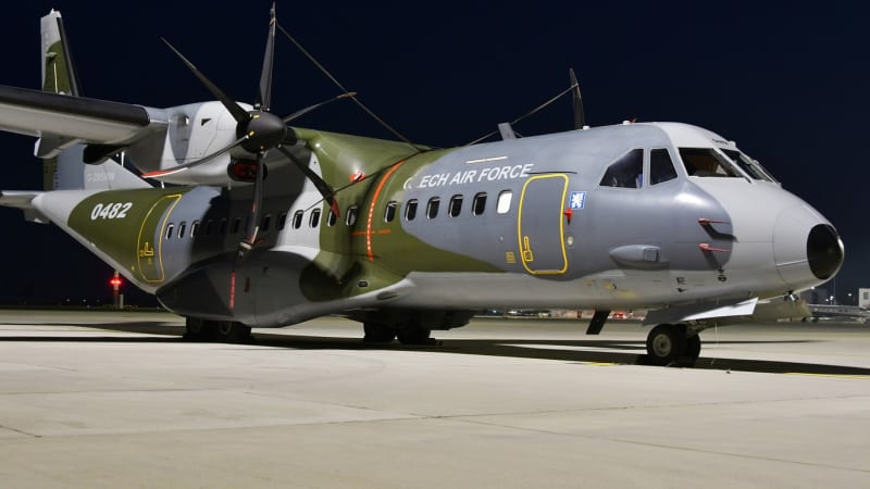 Vystrčilův papalášský let? Spíš adrenalinový zážitek. Nahlédněte do armádního speciálu CASA