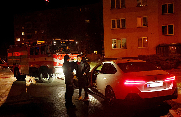 Projedou? Ne všude. Hasiči v Krnově na sídlišti zkoušeli, jak moc je blokují auta