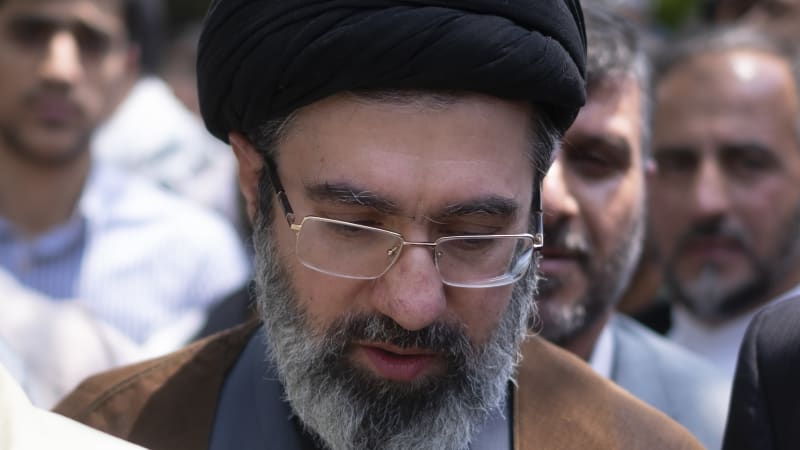 Nový íránský vůdce Modžtabá Chameneí leží v kómatu a přišel o nohu, tvrdí britská média