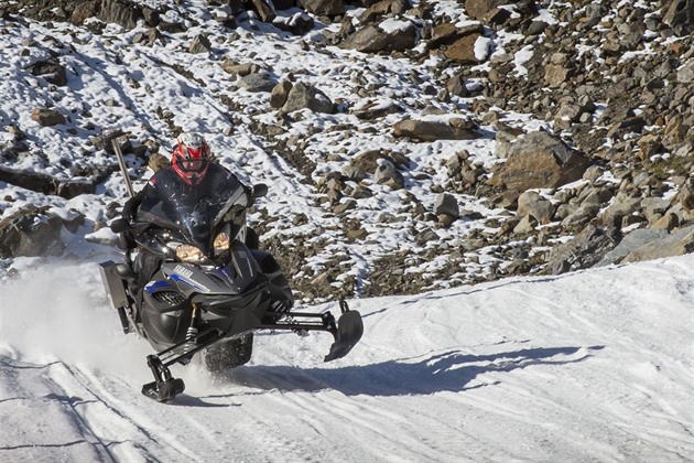 Opilého řidiče skútru zradil konec zasněženého úseku, při kontrole napadl policistu