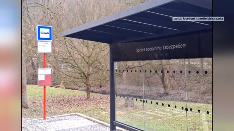 Zastávky pražské MHD matou cestující. V Dejvicích stojí přístřešek patřící na Smíchov