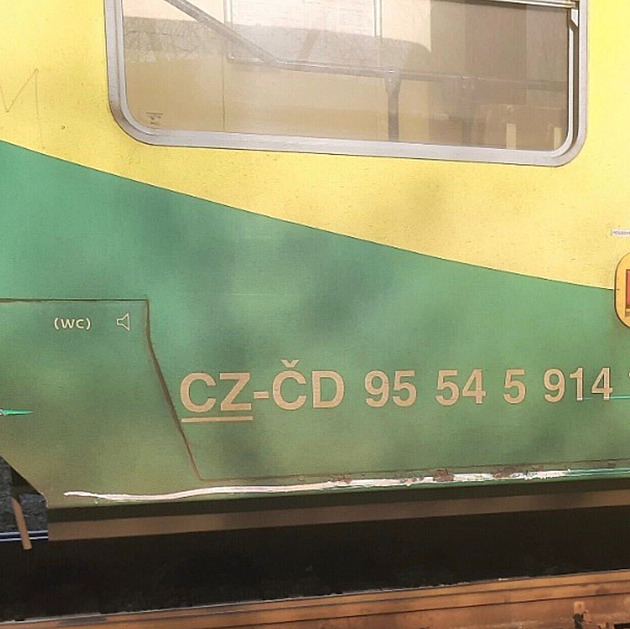 Na Nymbursku se srazil osobní a nákladní vlak, provoz na trati stojí