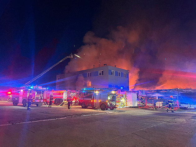 Koaliční rada má téma požáru ve firmě, která vyrábí i drony pro Ukrajinu