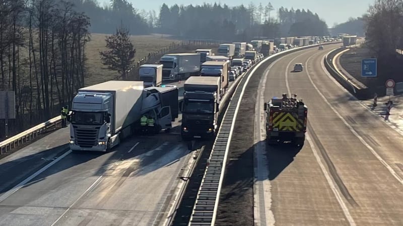 Dálnici D1 ve směru na Prahu zablokoval převrácený kamion, tvoří se dlouhé kolony
