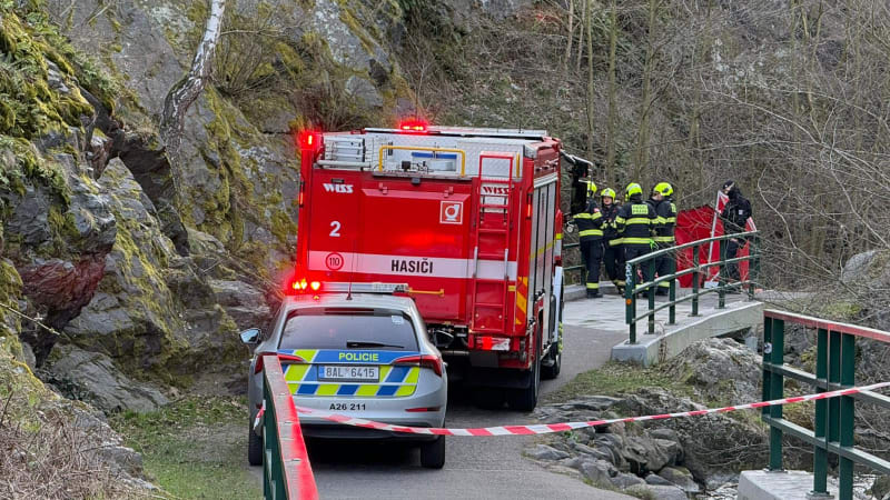 V Divoké Šárce našli pod skálou lidské tělo. Na místo míří vyšetřovatelé a koroner