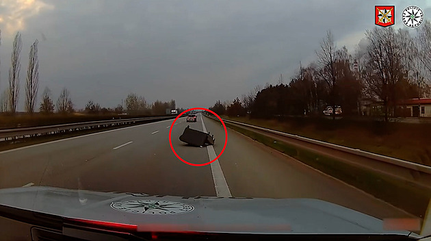 VIDEO: Řidič za jízdy ztrácel náklad. Gauč přistál těsně před policejním vozem