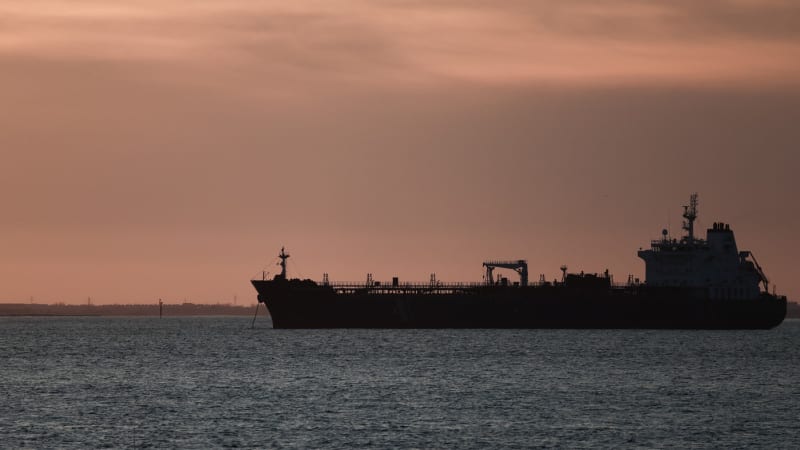 Íránci zasáhli tanker kotvící v Dubaji. Loď je v plamenech, hrozí únik ropy do moře