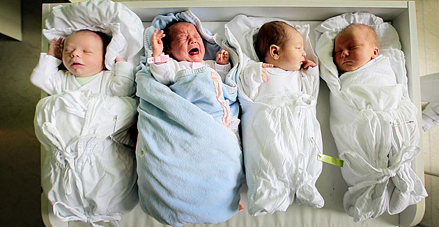 Počet narozených dětí v ČR se propadl na historické minimum. Loni jich bylo 78 tisíc