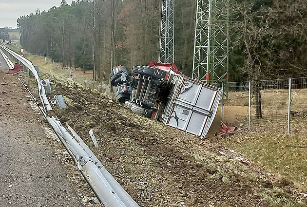 Kamion s řepkou na D3 prorazil svodidla, další nehoda zavřela desetikilometrový úsek