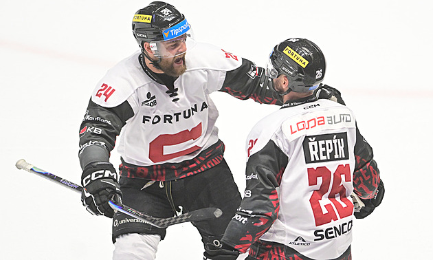 ONLINE: Druhá semifinále. Sparta vede v Pardubicích, Třinec naskočí proti Varům