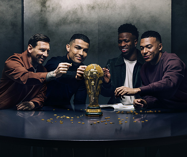 Reklama s ikonami fotbalu má AI kopie. Messiho vystřídali Alcaraz i Verstappen