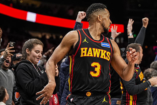 Zranil se i Wembanyama, Jokič zachránil sérii výher. Trefa z půlky Atlantu nespasila