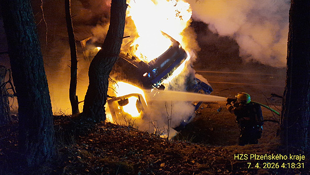 Řidič riskantně předjížděl, po čelní srážce s kamionem uhořel v autě