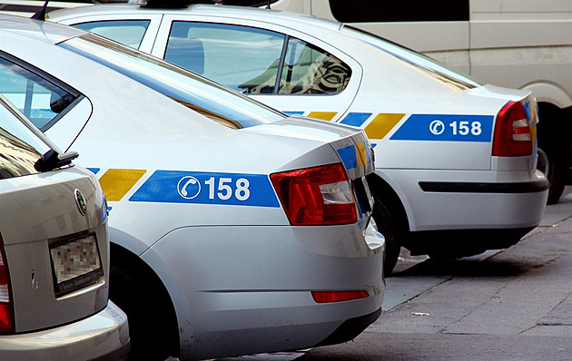 Muž přepadl večerku v Benešově, prodavačku mlátil baseballovou pálkou