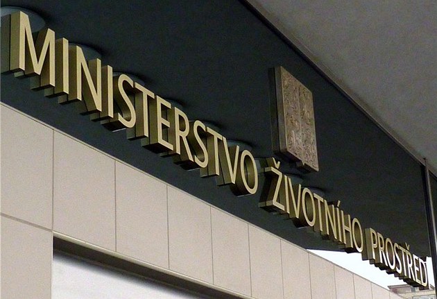V sedmnácti šéfem sekretariátu. Syn vlivného úředníka dostal post na ministerstvu