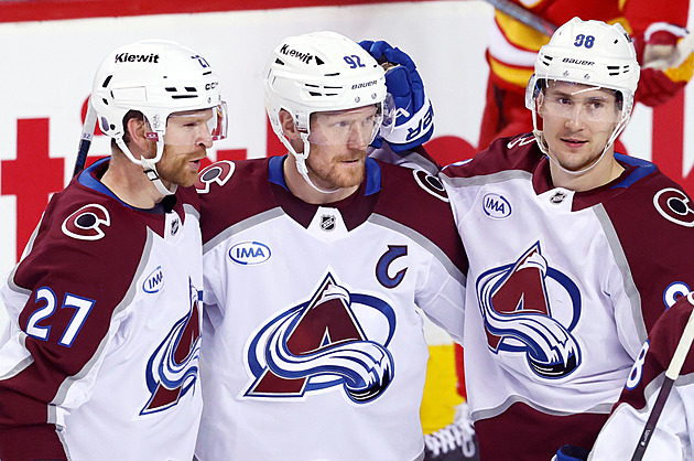 Pastrňák s Nečasem v NHL slavili 100. bod, v akci byli čtyři čeští gólmani