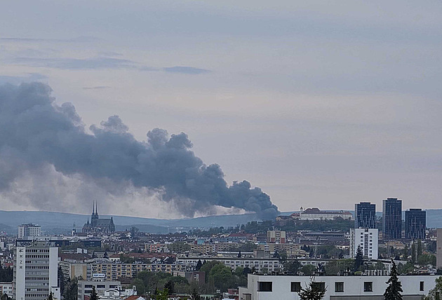 V Brně hoří sklad plastů. Kouř je vidět na kilometry daleko, lidé nemají větrat