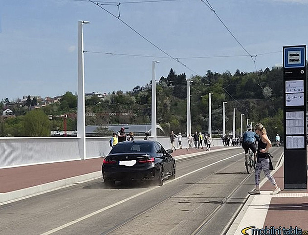 Jen „chyba“ v navigaci? Nový Dvorecký most i přes zákaz hned projelo auto