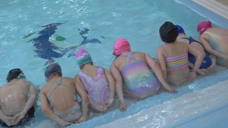 Plavání pro školáky? Stát škrtá dál, došlo i na instruktory. Řadu ředitelů změna zaskočila