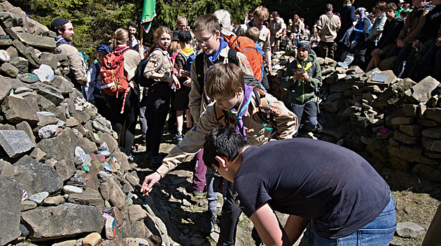 Legendární mohyla pod Lysou horou slaví výročí, hledá příběhy vynesených kamenů