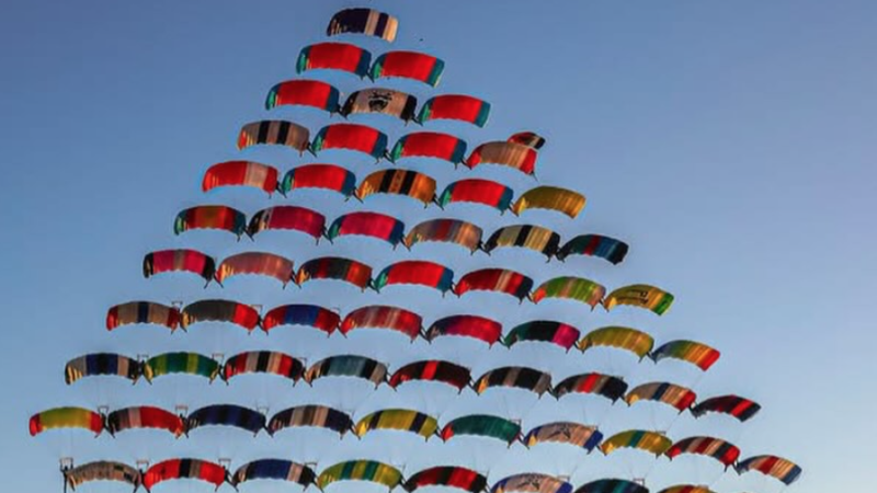 Parašutisté na nebi vytvořili diamant. Na světovém rekordu se podílel i Čech